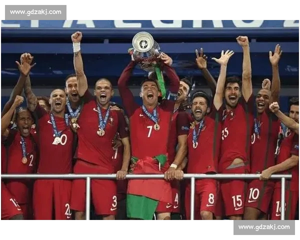 纵览欧洲杯足球赛历史长河中的荣耀传奇与经典瞬间全景回顾百年篇